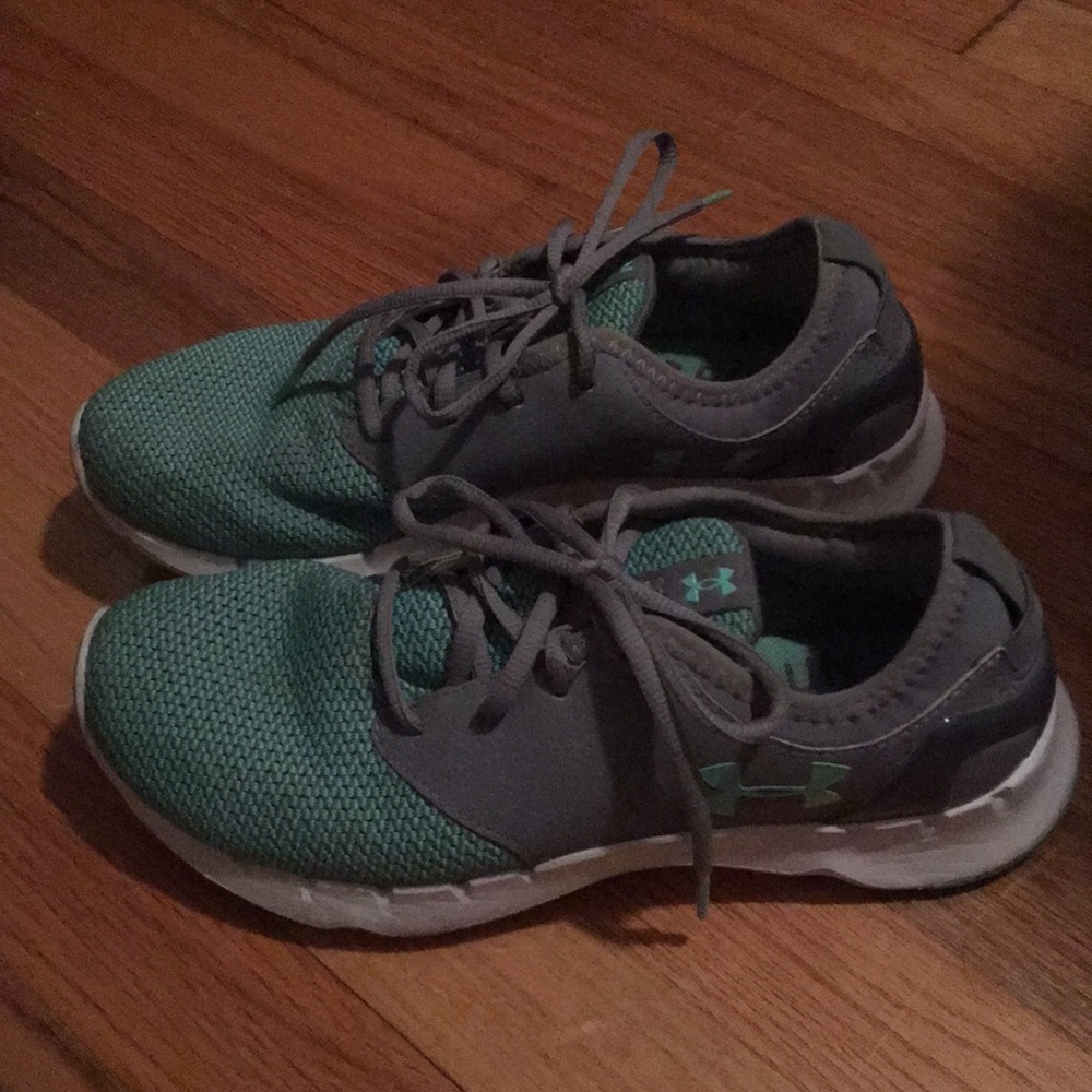 Tennis shoes